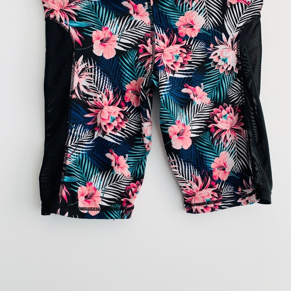 Floral gym biker shorts. Mesh on the side. Medium - Picture 4 of 6